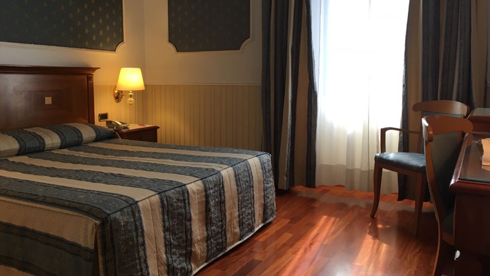 Two adjacent double or twin rooms Hotel Andreola Central Milan