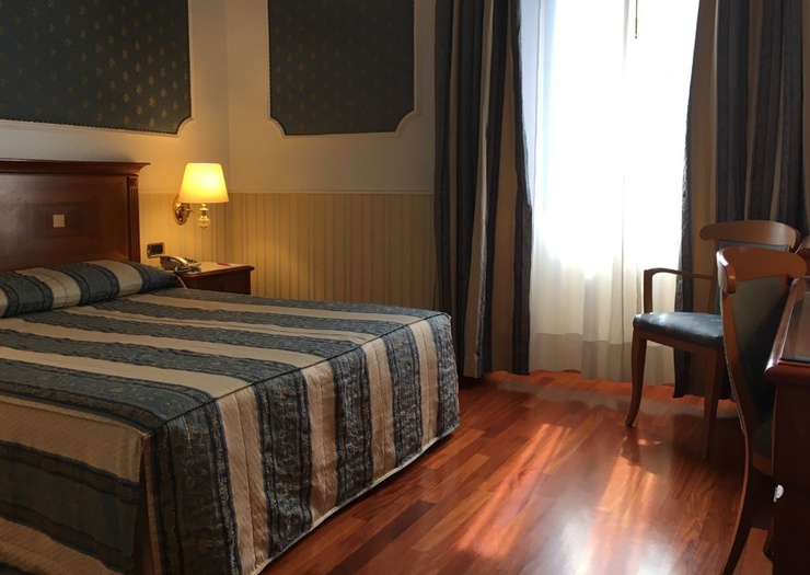 Two adjacent double or twin rooms Hotel Andreola Central Milan
