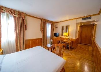SUPERIOR DOUBLE ROOM Hotel Andreola Central Milan SUPERIOR DOUBLE ROOM Hotel Andreola Central Milan
