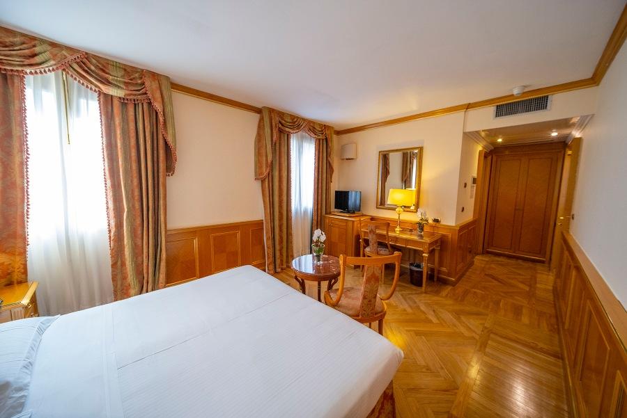 DOUBLE SUPERIOR ROOM FOR SINGLE USE Hotel Andreola Central Milan DOUBLE SUPERIOR ROOM FOR SINGLE USE Hotel Andreola Central Milan