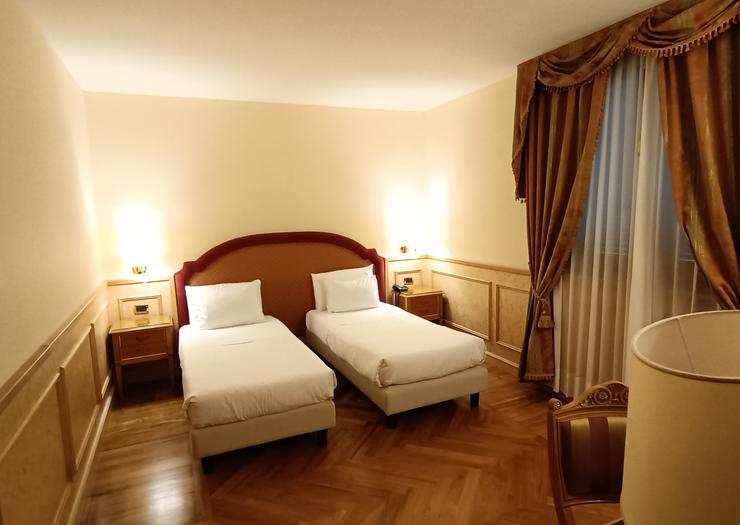 SUPERIOR TWIN ROOM Hotel Andreola Central Milan SUPERIOR TWIN ROOM Hotel Andreola Central Milan