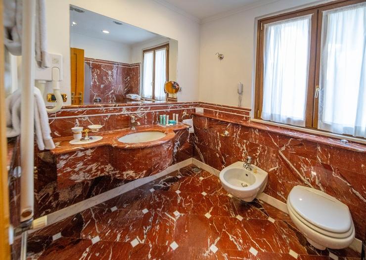 SUPERIOR TWIN ROOM Hotel Andreola Central Milan SUPERIOR TWIN ROOM Hotel Andreola Central Milan