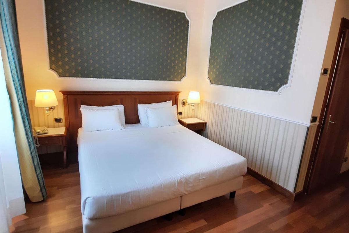 TWO ADJACENT DOUBLE OR TWIN ROOMS Hotel Andreola Central Milan TWO ADJACENT DOUBLE OR TWIN ROOMS Hotel Andreola Central Milan